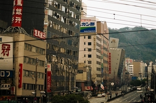 神戸・三宮の市街地のビルは揺れで傾き、激しく損壊した＝神戸市中央区、１９９５年１月１７日