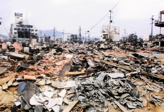 震災後の火災で焼け跡になった街＝１９９５年１月、神戸市長田区（三条杜夫さん提供）