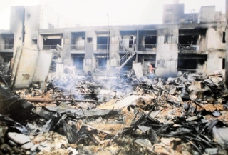 震災から３日後、三条杜夫さんが手を合わせた火災現場。白い煙が立ちこめていた＝１９９５年１月２０日、神戸市長田区（三条さん提供）