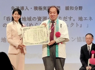 気候変動アクション大賞を贈られる神戸新聞社の辻本一好経営企画局専任部長・編集委員（右）＝東京都内 