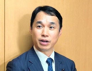 報道陣の取材に応じる自民党県議団の谷口俊介幹事長＝兵庫県庁