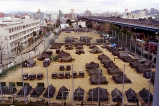 グラウンドを埋め尽くす自衛隊救援部隊のテント＝神戸市東灘区、本庄小学校、１９９５年１月２５日