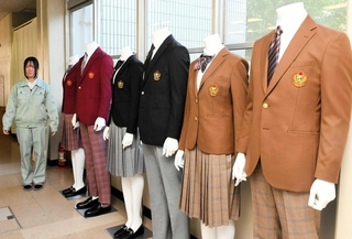 生徒たちが手がけた新制服のサンプル＝神戸市兵庫区和田宮通２、兵庫工業高校