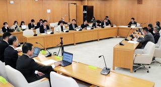 斎藤元彦知事らの給与を減額する改正条例案について、継続審議を決めた兵庫県議会総務常任委員会＝１０日午前、県庁