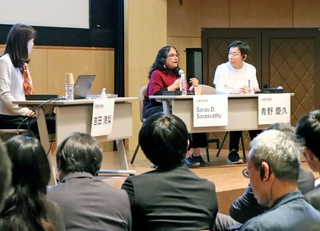 エフェクチュエーションの可能性について語り合うサラスバシー教授（中央）ら＝神戸市灘区六甲台町１、神戸大