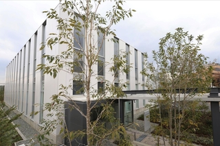 整備工事が完了した尼崎ＪＲ脱線事故の車両保存施設＝大阪府吹田市（撮影・丸山桃奈）