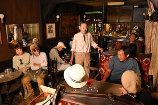 店主の堺井太郎さん（中央）と談笑する常連客ら＝神戸市兵庫区湊町４、喫茶エデン（撮影・風斗雅博）