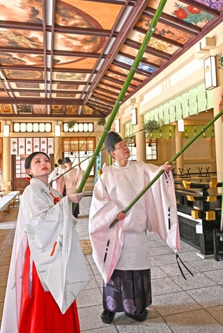 本殿のすすを払う神職ら＝１２日午前、神戸市中央区多聞通３、湊川神社（撮影・風斗雅博）