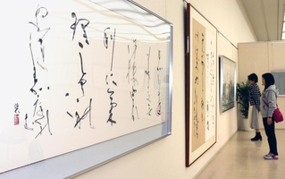 巧みな筆遣いの力作が並ぶ会場＝神戸市灘区原田通３、原田の森ギャラリー