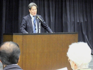 拉致問題の早期解決を訴える横田哲也・家族会事務局次長＝東京都千代田区