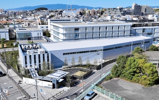 尼崎ＪＲ脱線事故の車両保存施設（手前）＝ＪＲ西日本提供