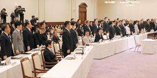 斎藤元彦知事らの給与を減額する改正条例案の継続審議を決めた兵庫県議会本会議＝１２日午前、県公館