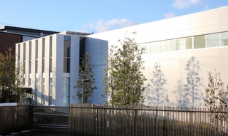 ＪＲ西日本の社員研修センター隣接地に完成した尼崎ＪＲ脱線事故の車両保存施設＝１２日午前、大阪府吹田市内