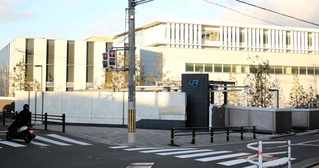 ＪＲ西日本の社員研修センター隣接地に完成した尼崎ＪＲ脱線事故の車両保存施設＝１２日午前、大阪府吹田市内