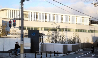 ＪＲ西日本の社員研修センター隣接地に完成した尼崎ＪＲ脱線事故の車両保存施設＝１２日午前、大阪府吹田市