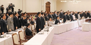 斎藤元彦知事らの給与を減額する改正条例案の継続審議を決めた兵庫県議会本会議＝１２日午前、県公館