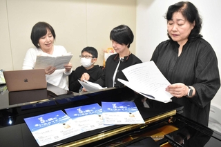 「ばあば、つないでくれてありがとう」。朗読劇の稽古をする出演者たち＝東京都豊島区