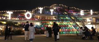 日没後、鮮やかな色がともされた緑の丘。登ることのできるイルミネーションだ＝神戸市中央区新港町、ＴＯＴＴＥＩ　ＰＡＲＫ