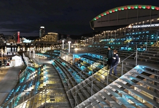 日没後、鮮やかな色がともされた緑の丘。登ることのできるイルミネーションだ＝神戸市中央区新港町、ＴＯＴＴＥＩ　ＰＡＲＫ