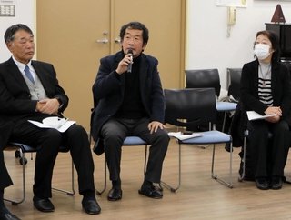 「アース」ＯＢ・ＯＧ会が設立され、メンバーらによる座談会が行われた＝芦屋市精道町