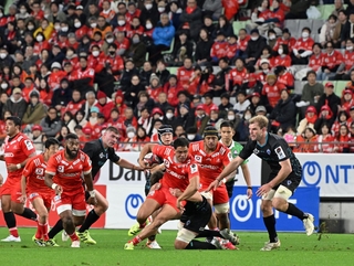 観客の声援を浴びてプレーするコベルコ神戸スティーラーズの選手ら＝１３日午後、神戸市兵庫区、ノエビアスタジアム神戸（撮影・斎藤雅志）