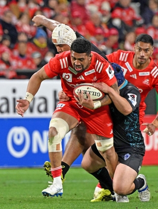 神戸－東京ベイ　後半、相手の防御網をかいくぐって突進する神戸のアーディ・サベア＝ノエビアスタジアム神戸（撮影・斎藤雅志）