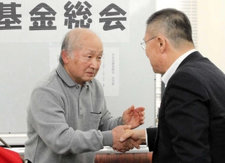労働者のために活動を続ける人々に最後の支援金を託した広春夫さん（左）＝神戸市長田区二葉町７、ふたば学舎