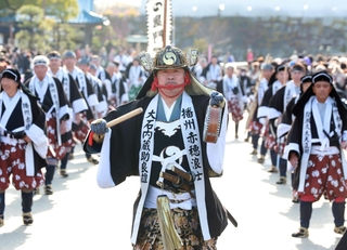 陣太鼓をたたき、義士行列を率いる大石内蔵助役の内藤剛志さん（中央）＝１４日午後、赤穂市内（撮影・辰巳直之）