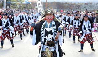 陣太鼓をたたき、義士行列を率いる大石内蔵助役の内藤剛志さん（中央）＝１４日午後、赤穂市内（撮影・辰巳直之）