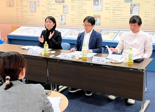 意見を交わす（奥左から）高森順子さん、中野元太さん、頼政良太さん＝神戸新聞社（撮影・小林由佳）