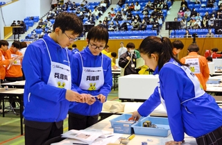 実技競技で鏡の特性などについて調べる滝川中学校の生徒たち＝県立武道館