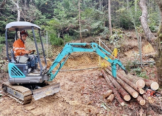 自伐型林業家の林益郎さん。小型の重機で小さな作業道を造り、間伐した木を運ぶ＝丹波篠山市西野々