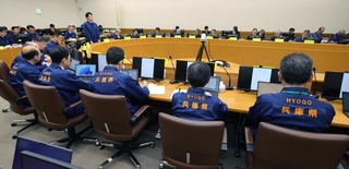 県鳥インフルエンザ対策本部会議であいさつする斎藤元彦県知事（左奥）＝１６日午前、神戸市中央区中山手通５、県災害対策センター（撮影・笠原次郎）