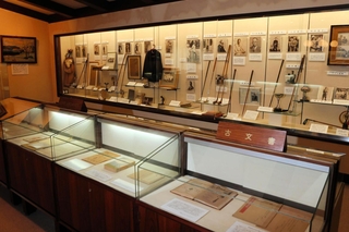 ゴルフクラブや写真など貴重な所蔵品が展示される「ＪＧＡゴルフミュージアム」＝三木市志染町広野