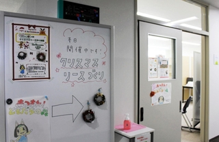 １２月のキャンパスカフェでは季節感のあるクリスマス・リースづくりが行われた＝神戸市中央区、神戸女子大