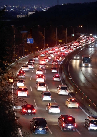 大阪方面に向かう車で渋滞する中国自動車道＝２０２０年１月４日、西宮市内