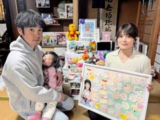 ぬいぐるみに囲まれる福島心春ちゃんの祭壇。妹の柑奈ちゃんを抱く正人さん（左）と利恵さんは支援に感謝する＝兵庫県佐用町