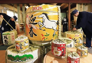 手仕事で仕上げられる正月向けの菰樽＝尼崎市塚口本町２