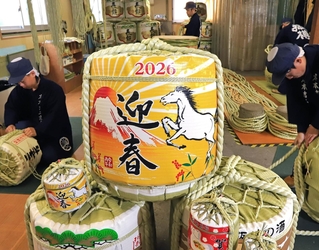 手仕事で仕上げられる正月向けの菰樽＝尼崎市塚口本町２