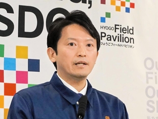 定例会見で記者の質問に答える兵庫県の斎藤元彦知事＝県庁