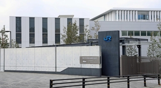 尼崎ＪＲ脱線事故の事故車両を保存するＪＲ西日本の施設＝大阪府吹田市（撮影・丸山桃奈）