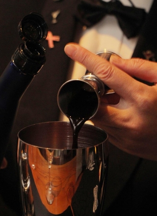 シェーカーに注がれる最高級ウスターソース＝神戸市中央区中山手通１、「バー　アルフ」