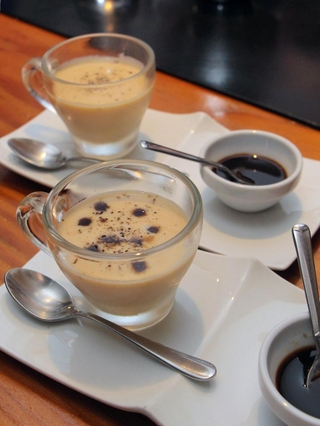 ウスターソースの滴を落として味の変化を楽しむ冷製スープなど、カクテルだけでなくソースを使った料理も提供される＝神戸市中央区中山手通１、「バー　アルフ」