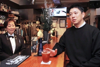 「バー　アルフ」で、ソース文化とバー文化の融合について語るオリバーソースの道満龍彦社長（右）と、オーナー兼バーテンダーの三池智美さん