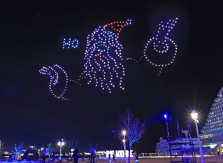 ドローンショーのリハーサルで浮かび上がったサンタクロース＝18日夜、神戸市中央町波止場町のメリケンパーク（撮影・丸山桃奈）