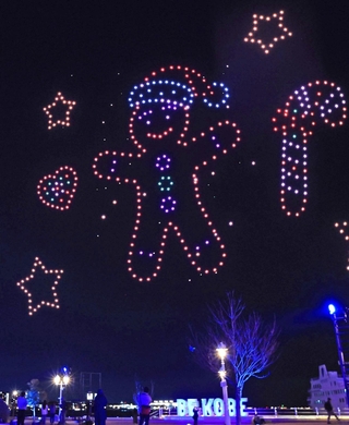 ドローンショーのリハーサルで浮かび上がった、クリスマス菓子のジンジャークッキー＝18日夜、神戸市中央町波止場町のメリケンパーク（撮影・丸山桃奈）