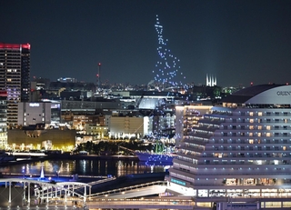 ドローンショーのリハーサルで、神戸港の夜空に現れた巨大なクリスマスツリー＝１８日夜、神戸市中央区東川崎町１から（撮影・風斗雅博）