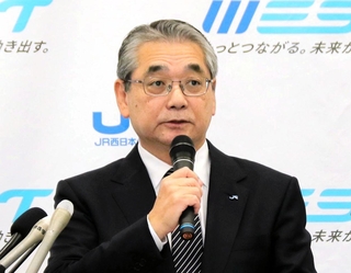定例会見に臨むＪＲ西日本の倉坂昇治社長＝大阪市北区