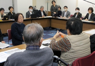 兵庫県職員らを前に強制不妊手術の理不尽さを手話で訴える被害者の女性＝神戸市中央区橘通３