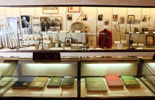 ゴルフクラブや優勝杯、写真、古文書に至るまで貴重な所蔵品がゴルフの歴史を伝える＝三木市志染町広野